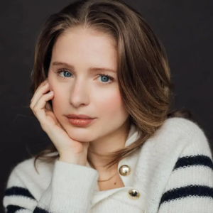 celebrity Alexandra Beaton